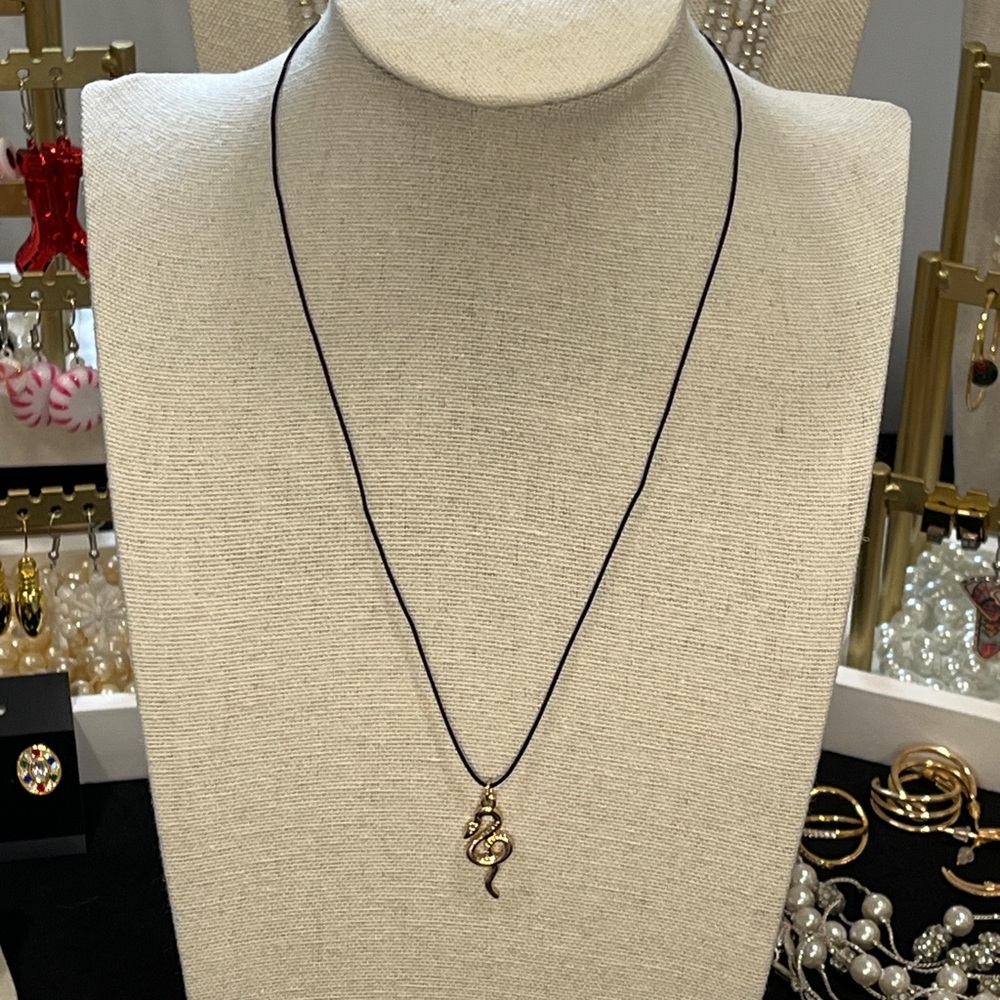 NWT Bulk Wholesale 3-piece Elegant Gold and Black Layering Necklaces - Picture 7 of 16